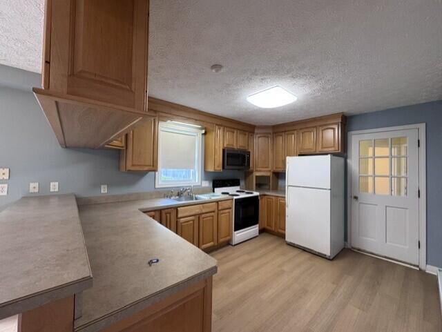 27 Coolidge Avenue Saco, ME 04072 - Photo 6 of 22 Kitchen