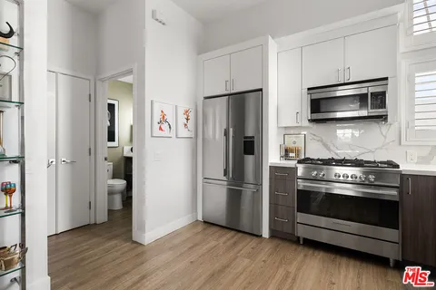 $5,995 | 1434 1/2 South Sycamore Avenue, Los Angeles, CA 90019