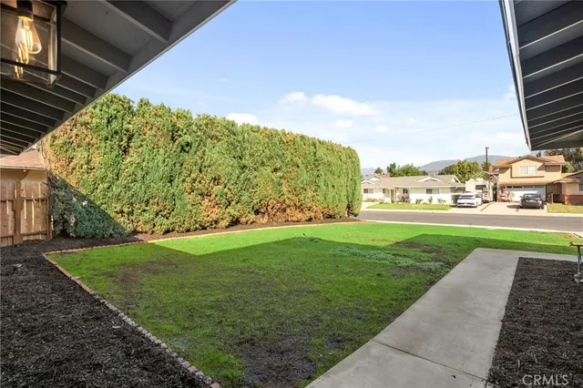 a view of a back yard