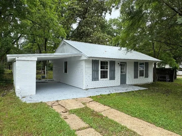 $73,000 | 507 4th Street Southeast, Springhill, LA 71075
