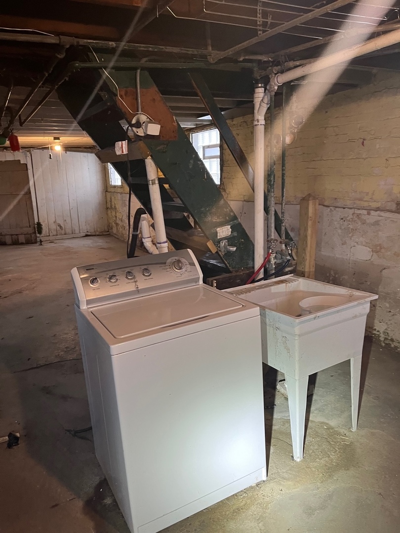 Undisclosed Address Chicago, IL 60628 - Photo 8 of 9 a utility room with dryer and washer