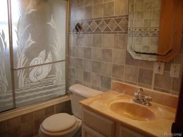 49700 Martz Road Belleville, MI 48111 - Photo 7 of 8 Bath