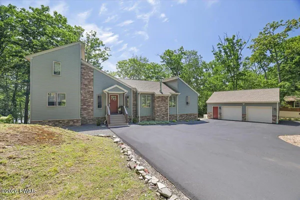 $559,000 | 2350 Eagle Path, Bushkill, PA 18324