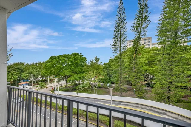 $480,000 | 2730 Northeast 183rd Street, Unit TH03, Aventura, FL 33160