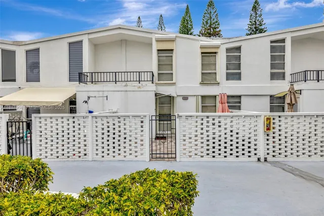 $480,000 | 2730 Northeast 183rd Street, Unit TH03, Aventura, FL 33160