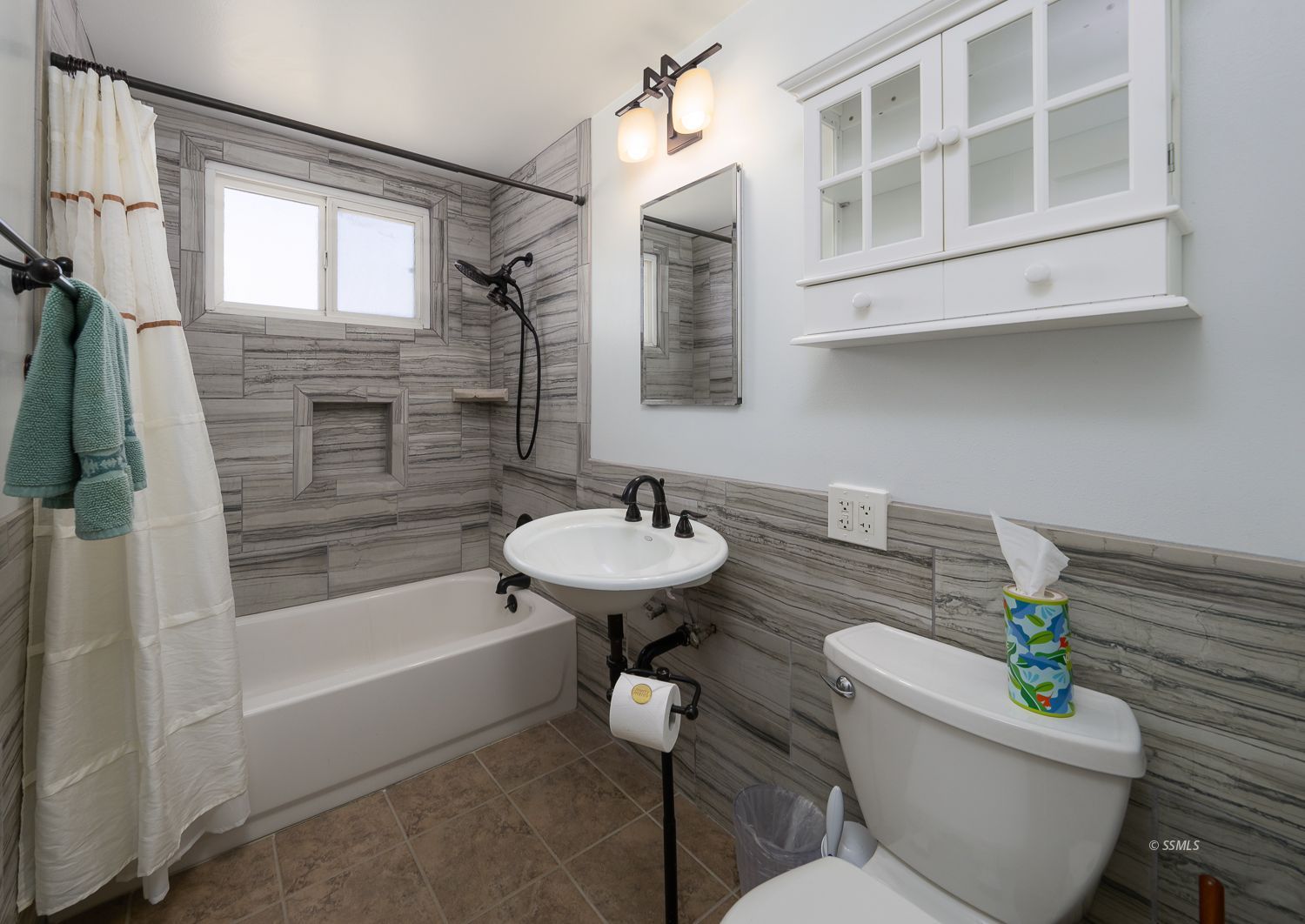 424 North Norma Street Ridgecrest, CA 93555 - Photo 5 of 27 a bathroom with a sink toilet and shower