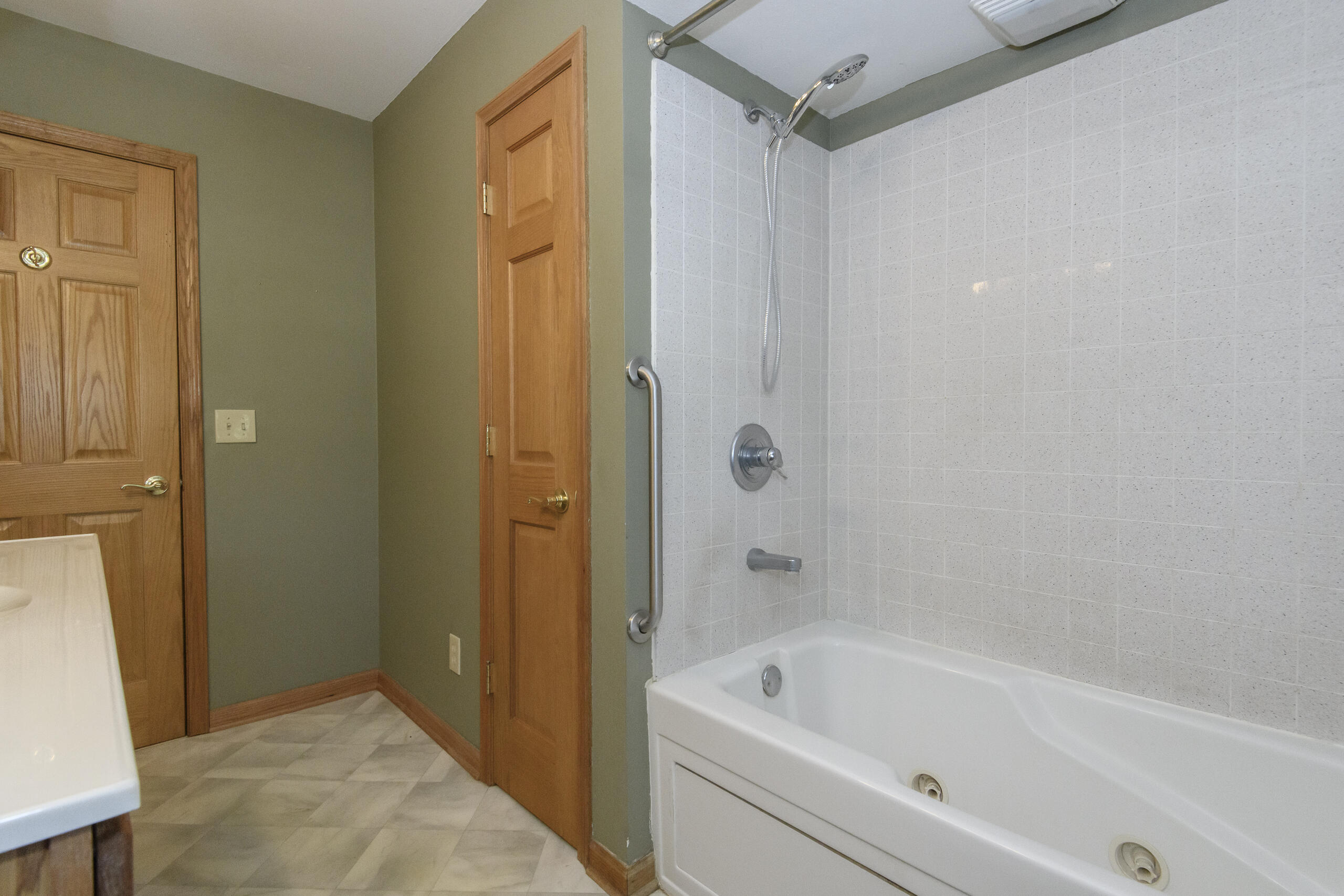 705 Fox Knoll Drive Rochester, WI 53185 - Photo 20 of 52 705 Fox Knoll-29