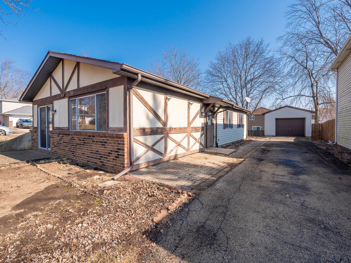 a view of a house with a yard
