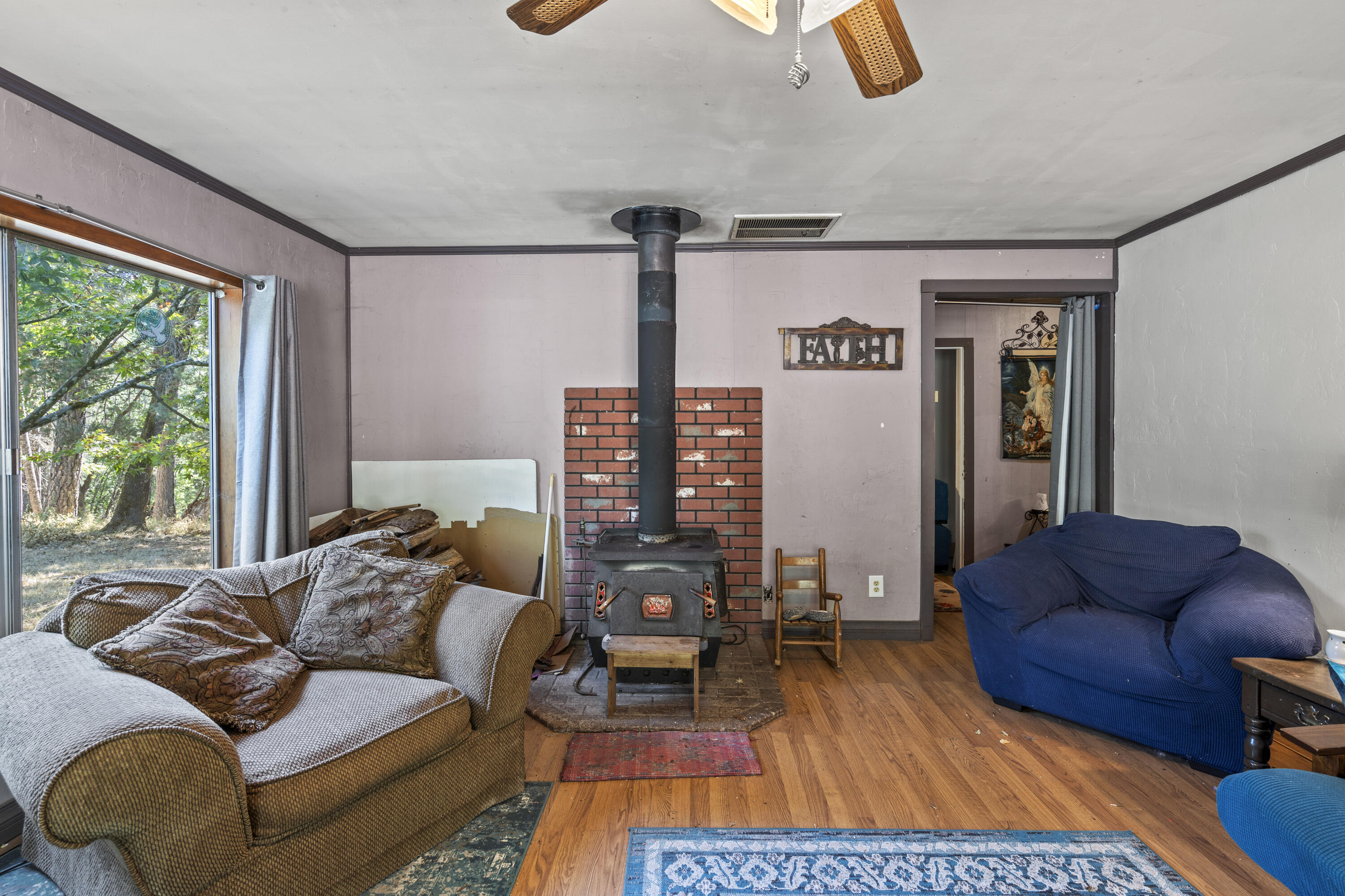 2681 Russell Road Grants Pass, OR 97526 - Photo 6 of 46 Main Home Living Room 2