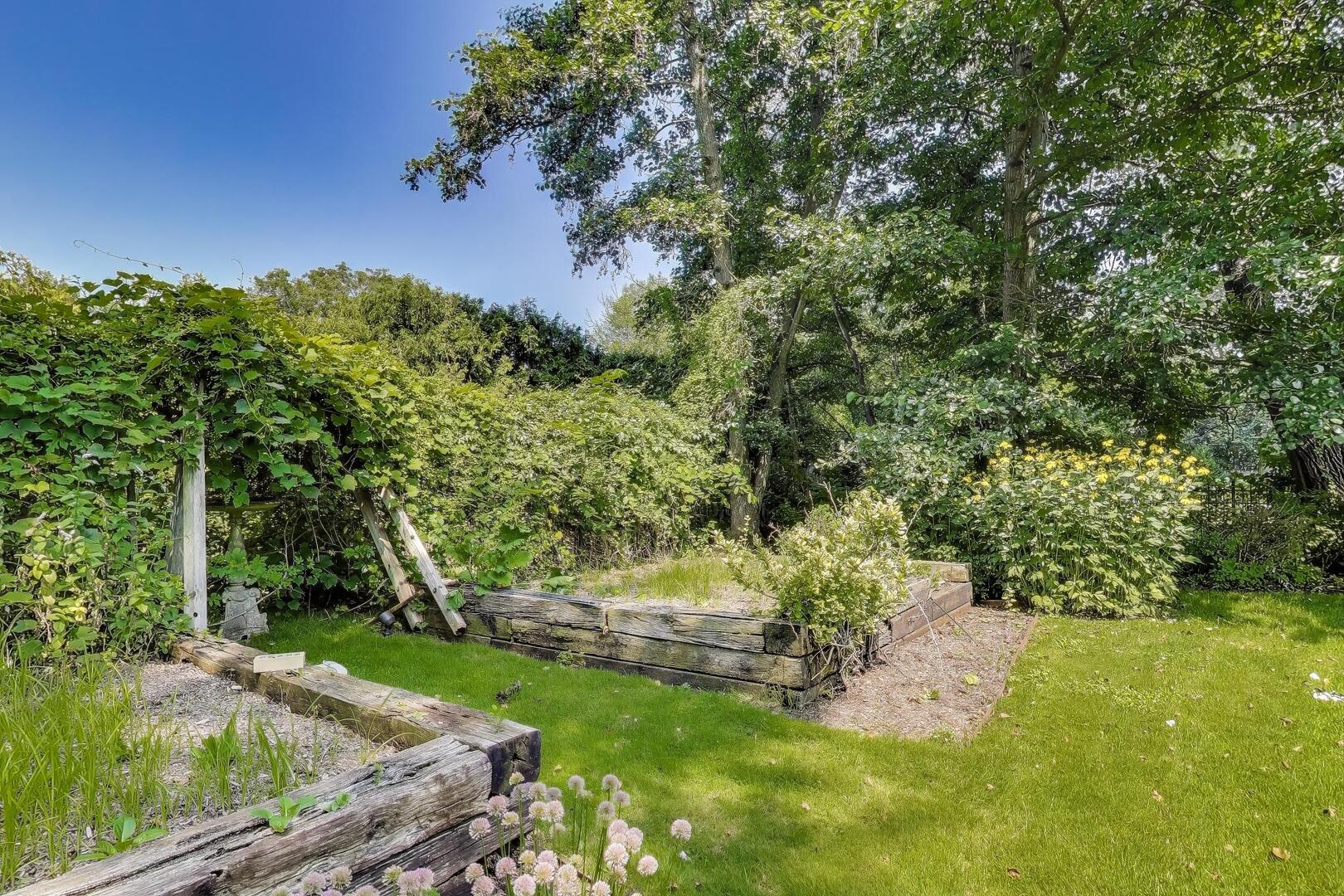 1295 Sunview Lane Winnetka, IL 60093 - Photo 8 of 8 a view of yard with green space