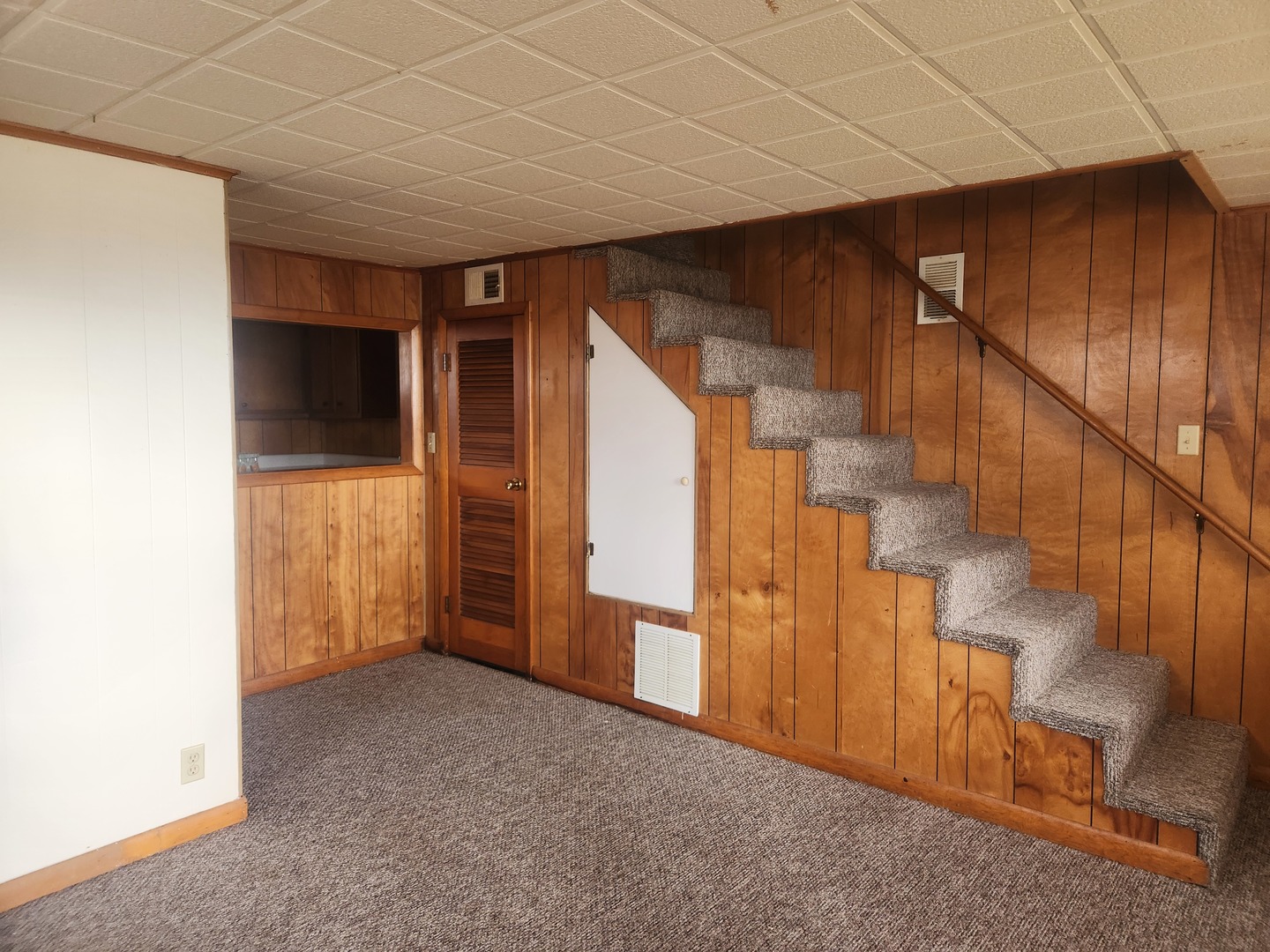 1024 North Hickory Street Du Quoin, IL 62832 - Photo 7 of 16 a view of entryway with stairs