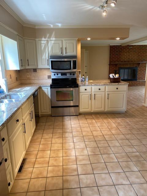 312 Highfield Road Salem, VA 24153 - Photo 5 of 16 Large Eat-in Kitchen