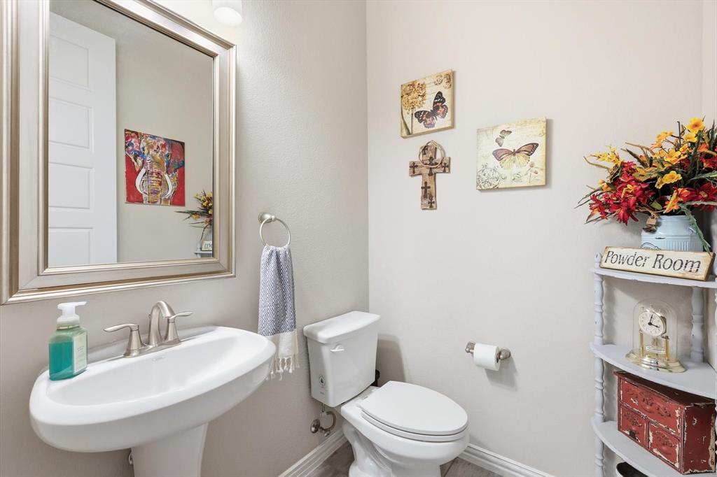 529 Prairie Run Aledo, TX 76008 - Photo 23 of 40 The half bath is perfect for guests, or coming in from the outside