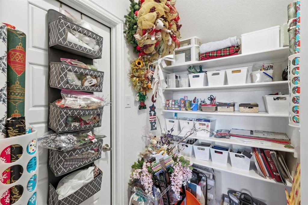 529 Prairie Run Aledo, TX 76008 - Photo 31 of 40 a shelf with books and a book shelf