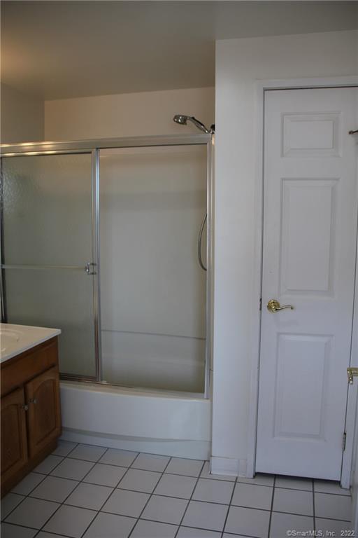 300 Broad Street, Unit 607 Stamford, CT 06901 - Photo 23 of 25 a bathroom with a bathtub