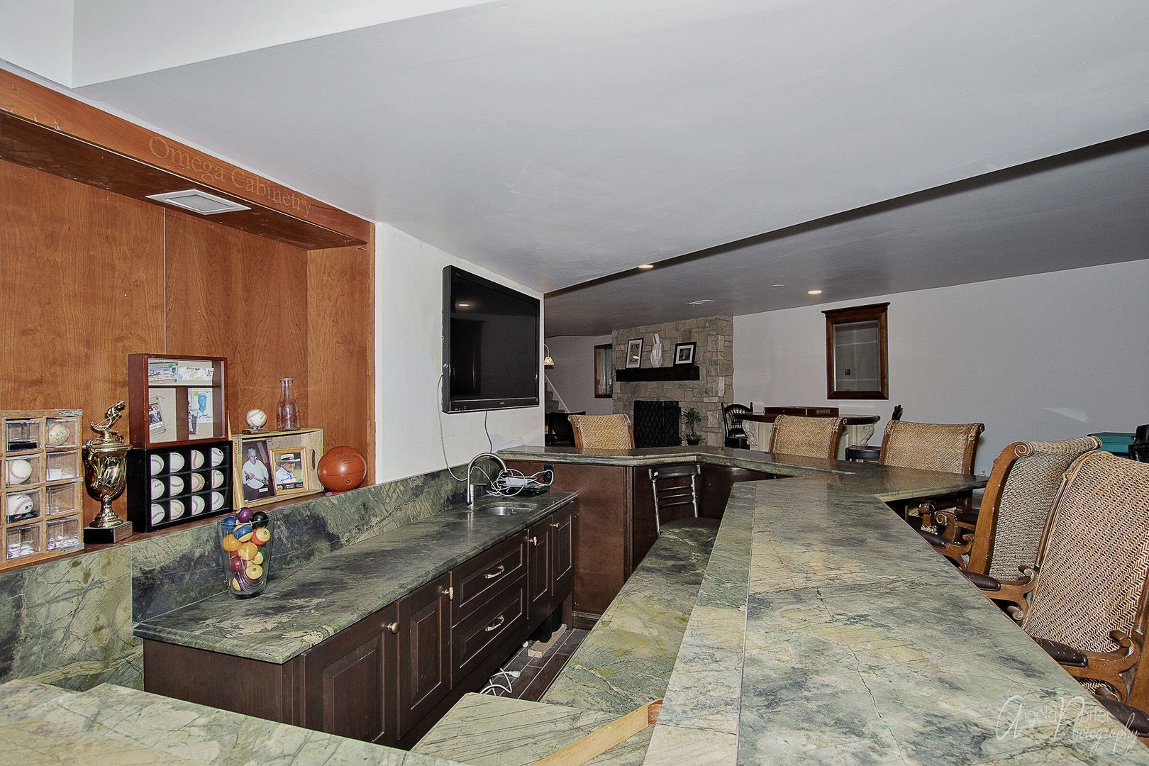 1018 Sunset Road Spring Grove, IL 60081 - Photo 36 of 54 a living room with stainless steel appliances kitchen island granite countertop furniture a rug and a view of kitchen