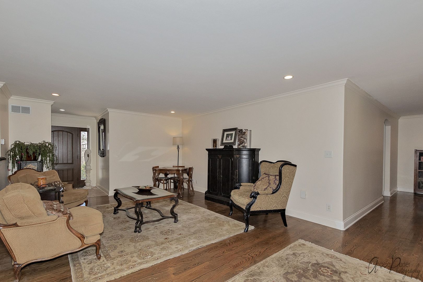 1018 Sunset Road Spring Grove, IL 60081 - Photo 6 of 54 a living room with furniture