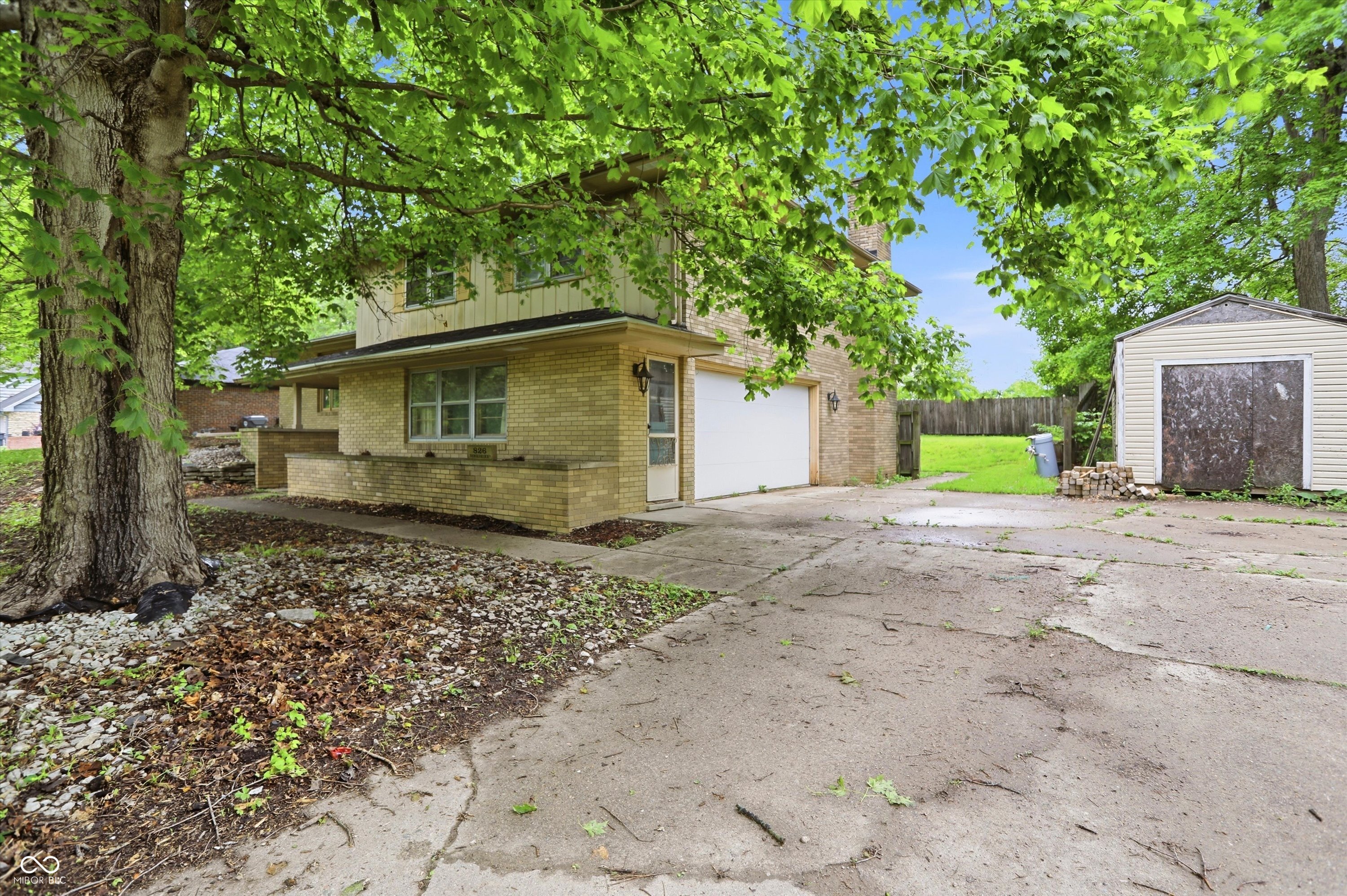826 Yorkshire Road Anderson, IN 46012 - Photo 2 of 38