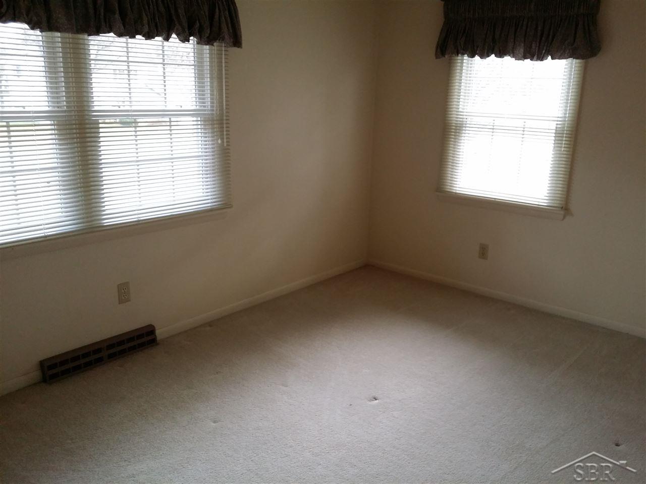 746 Stoneham Road Saginaw, MI 48638 - Photo 13 of 19 31270091-12.JPG