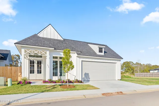 $295,000 | 236 Jagged Grove Lane, Youngsville, LA 70592