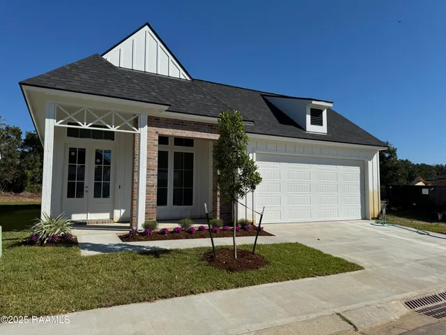 $295,000 | 236 Jagged Grove Lane, Youngsville, LA 70592