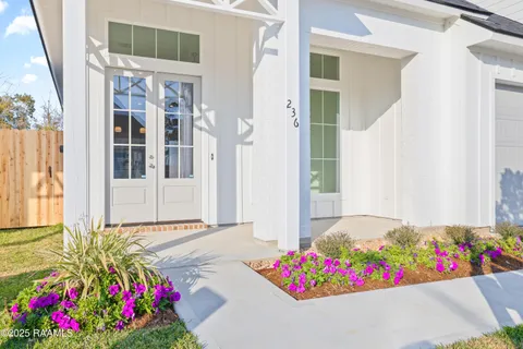 $295,000 | 236 Jagged Grove Lane, Youngsville, LA 70592