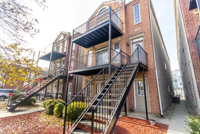 $2,149 | 7254 South Bennett Avenue, Unit 1, Chicago, IL 60649