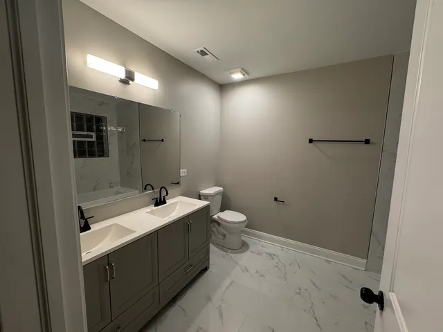 $2,149 | 7254 South Bennett Avenue, Unit 1, Chicago, IL 60649