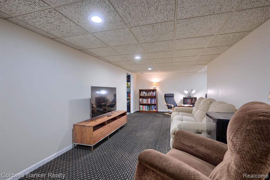 29314 Parkside Farmington Hills, MI 48331 - Photo 32 of 39
