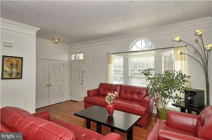 18802 Broken Oak Road Boyds, MD 20841 - Photo 4 of 24 Living Room