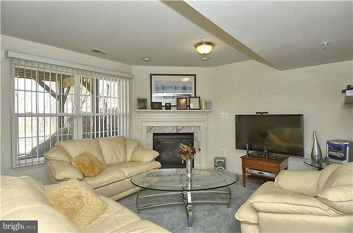 18802 Broken Oak Road Boyds, MD 20841 - Photo 7 of 24 Family Room