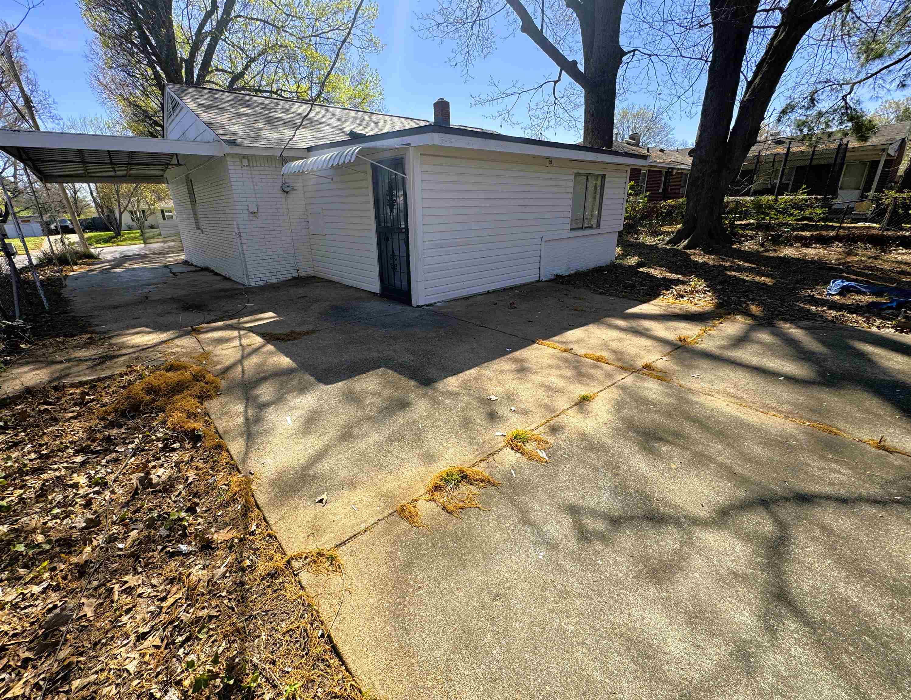961 North Perkins Road Memphis, TN 38122 - Photo 14 of 15 Garage featuring an attached carport and driveway