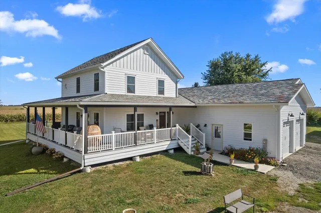 a view of a house with backyard and porch