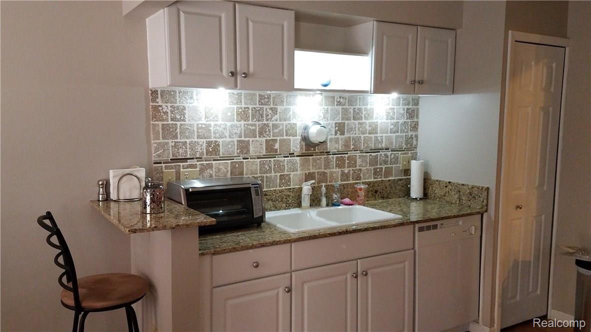 1693 Riverside Drive, Unit 1 Rochester, MI 48309 - Photo 6 of 22 Riverside Kitchen2 (1).jpg