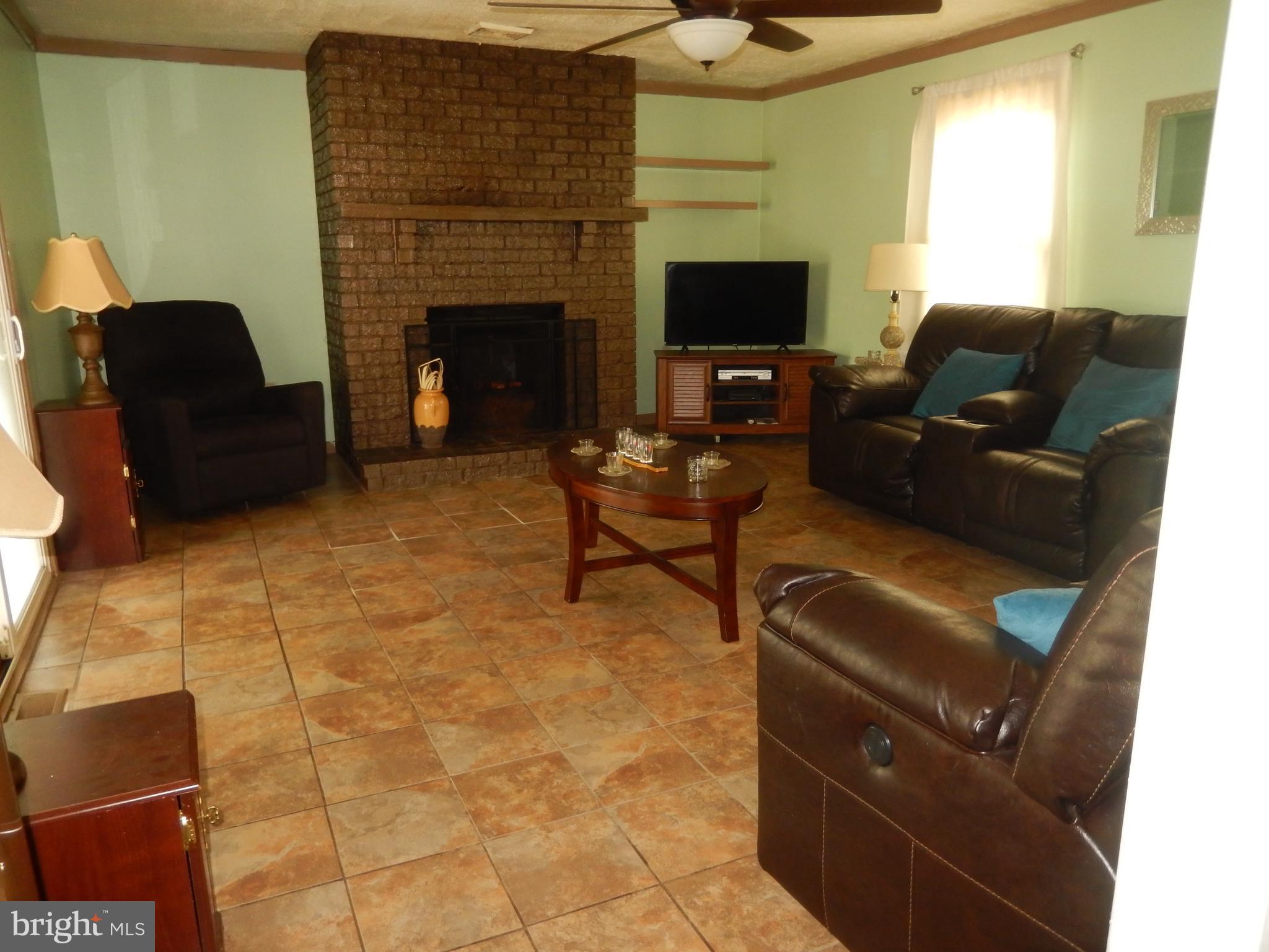 910 Spencer Drive Croydon, PA 19021 - Photo 3 of 23 Family Rm/Living Rm