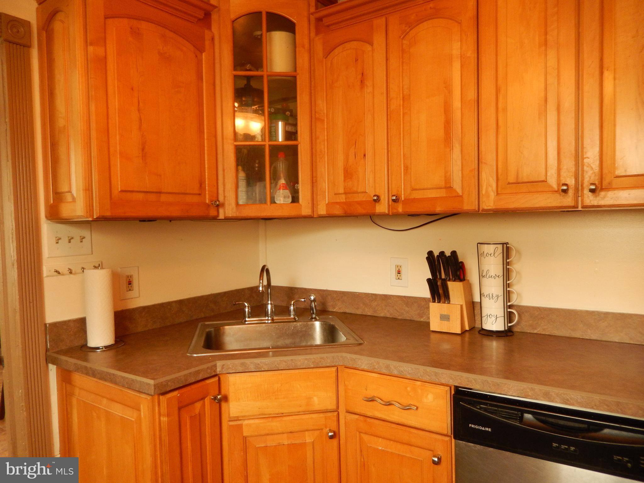 910 Spencer Drive Croydon, PA 19021 - Photo 4 of 23 Kitchen