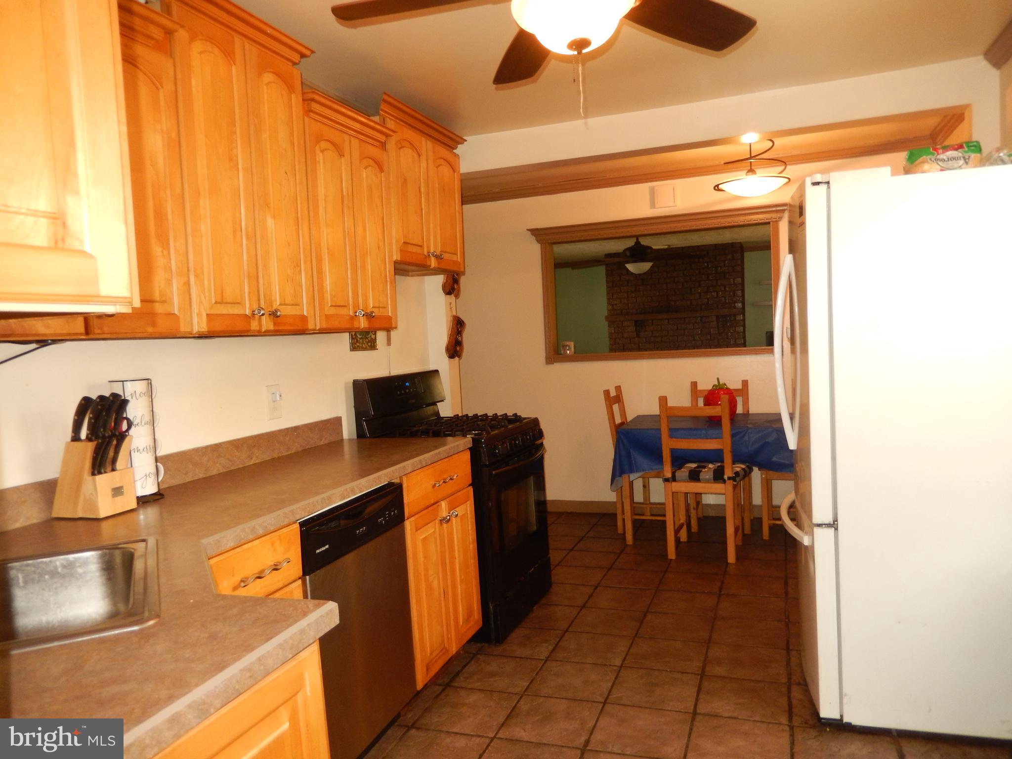 910 Spencer Drive Croydon, PA 19021 - Photo 5 of 23 Kitchen
