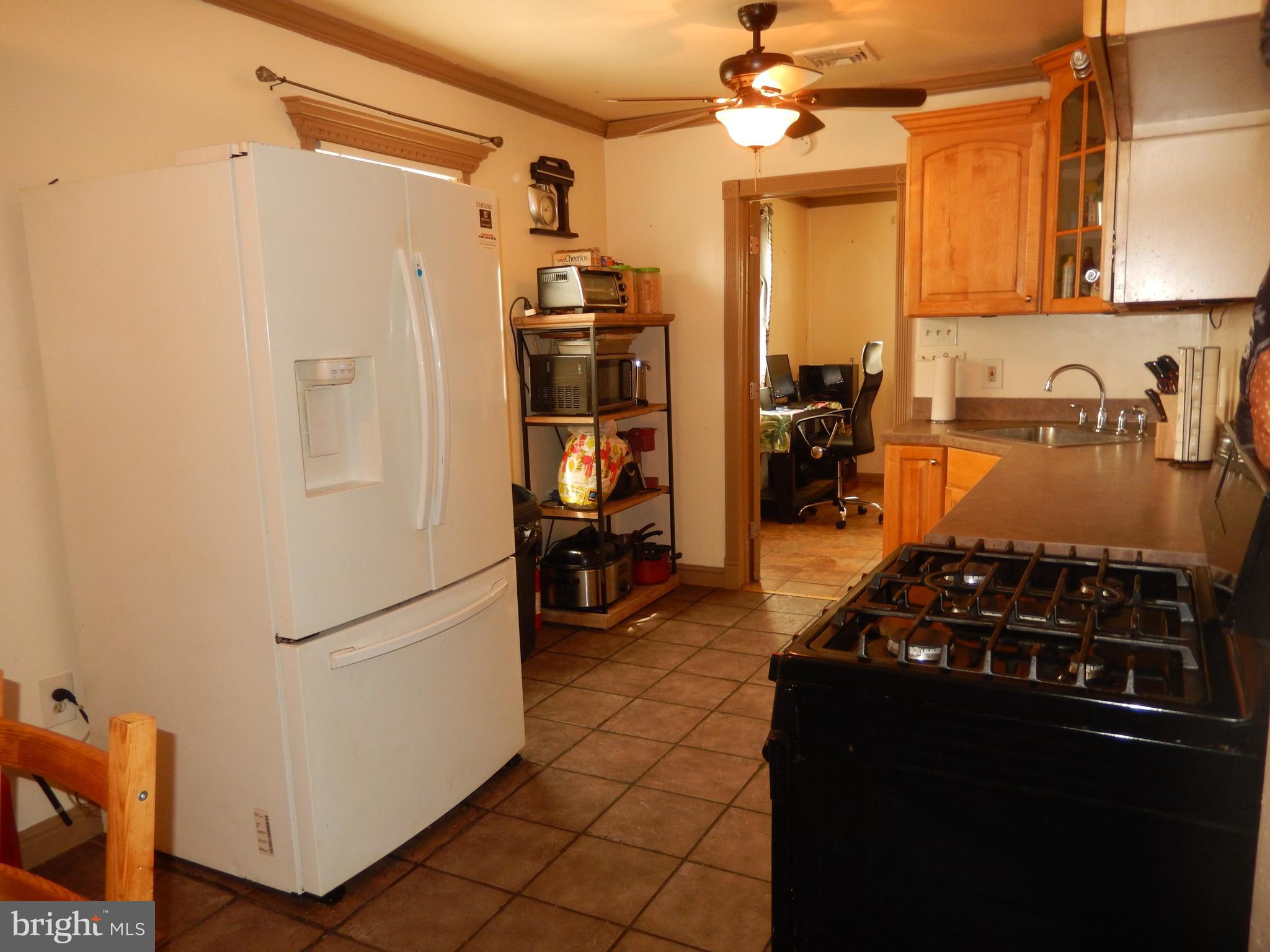 910 Spencer Drive Croydon, PA 19021 - Photo 6 of 23 Kitchen