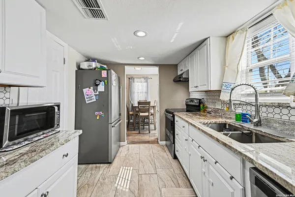 $375,000 | 2595 County Road 128, Floresville, TX 78114