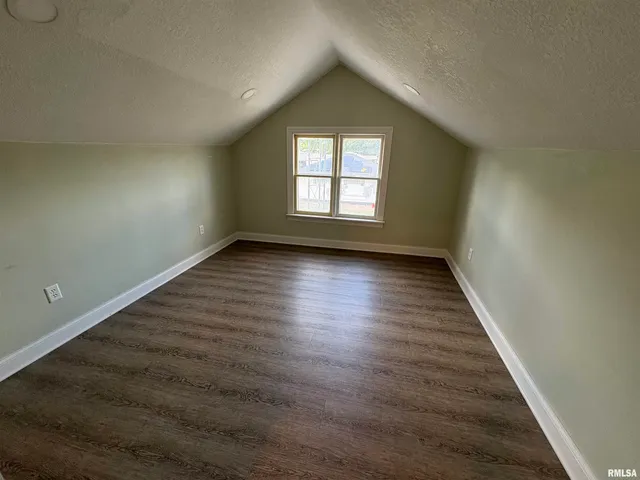 $118,560 | 619 East 1st Street, Kinmundy, IL 62854