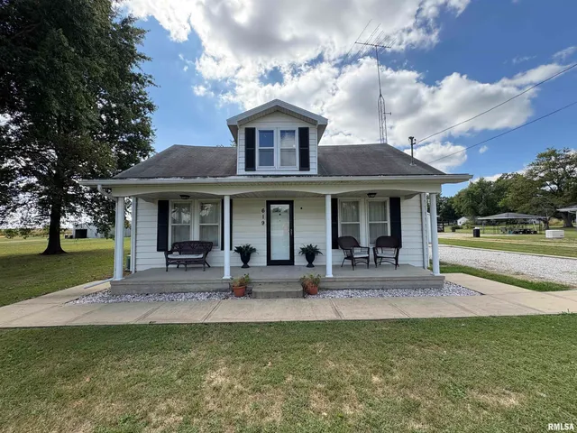 $118,560 | 619 East 1st Street, Kinmundy, IL 62854