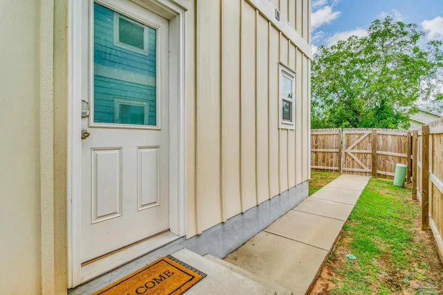 $3,000 | 1002 West Main Street, Pensacola, FL 32502