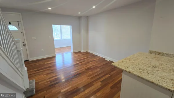 en empty room with wooden floor