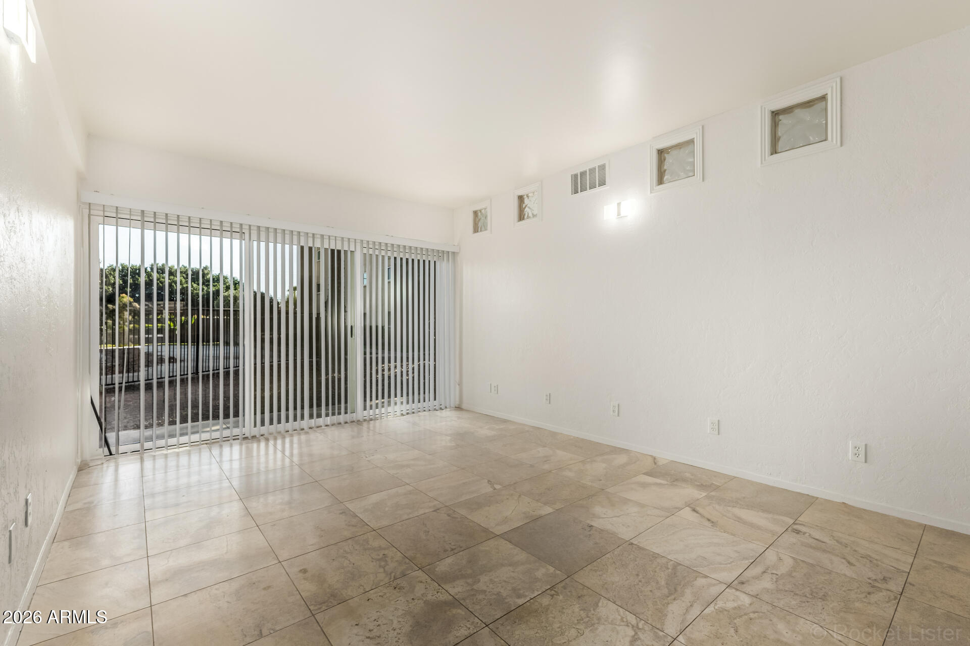 351 East Thomas Road, Unit D104 Phoenix, AZ 85012 - Photo 5 of 25 07 Thomas