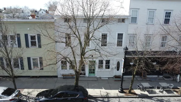 $2,600 | 227 Warren Street, Unit 3, Hudson, NY 12534