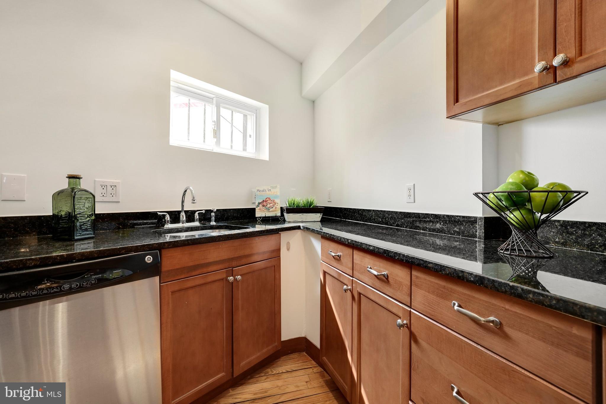 925 Potomac Avenue Southeast Washington, DC 20003 - Photo 12 of 34