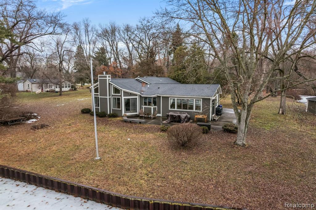 9045 Commerce Road Commerce Township, MI 48382 - Photo 5 of 46