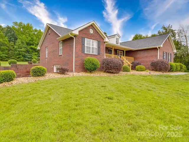 a view of a yard in front of a house with plants