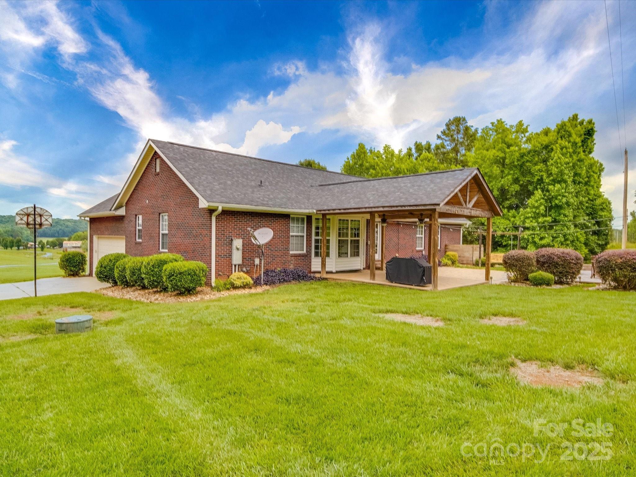 1060 South Lentz Harness Shop Road Mount Pleasant, NC 28124 - Photo 8 of 48 a front view of a house with a yard