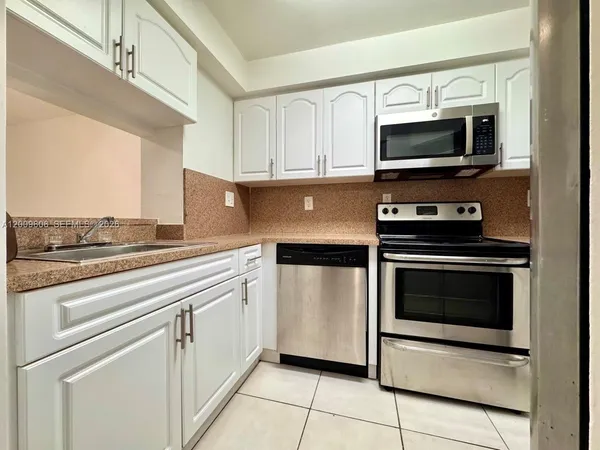 $1,995 | 8255 Southwest 152nd Avenue, Unit E215, Miami, FL 33193